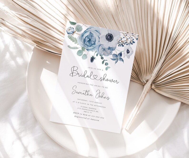 K&ouml;nnte beinhalten: Eine blaue und wei&szlig;e florale Einladung zur Bridal Shower mit dem Text "Join us for a Bridal Shower" und "Honoring the bride-to-be Samantha Johns". Die Einladung enth&auml;lt das Datum, die Uhrzeit und den Ort der Shower sowie die RSVP-Informationen.