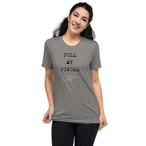 Camiseta unisex de manga corta con humor sarcástico "Tira de mi dedo"