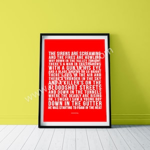 Puede incluir: Un póster rojo con texto blanco que dice: "Las sirenen están gritando y los incendios están aullando en el valle esta noche. Hay un hombre en las sombras con una pistola en el ojo y una cuchilla brillando tan brillante. Hay maldad en el aire y hay truenos en el cielo y un asesino está en las calles ensangrentadas y abajo en los túneles donde los mortales están subiendo. Oh, juro que vi a un niño pequeño en la cuneta. Estaba empezando a hacer espuma en el calor."