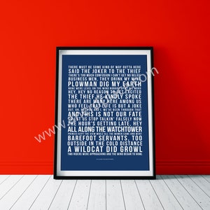 Op de afbeelding: Een blauwe en witte typografieposter met de songteksten van het nummer "The Joker and the Thief" van Steely Dan. De songteksten zijn gedrukt in een vet wit lettertype op een donkerblauwe achtergrond.
