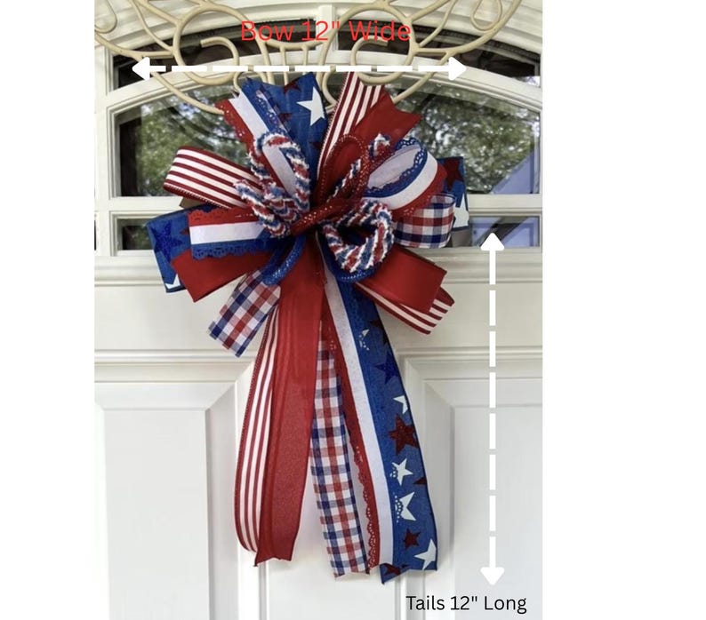 Op de afbeelding: Een decoratieve strik met rode, witte en blauwe linten met ster-, streep- en ruitpatronen. De strik is 30,48 cm breed en heeft linten van 30,48 cm lang, zoals aangegeven door de tekst en pijlen die in de afbeelding zichtbaar zijn.