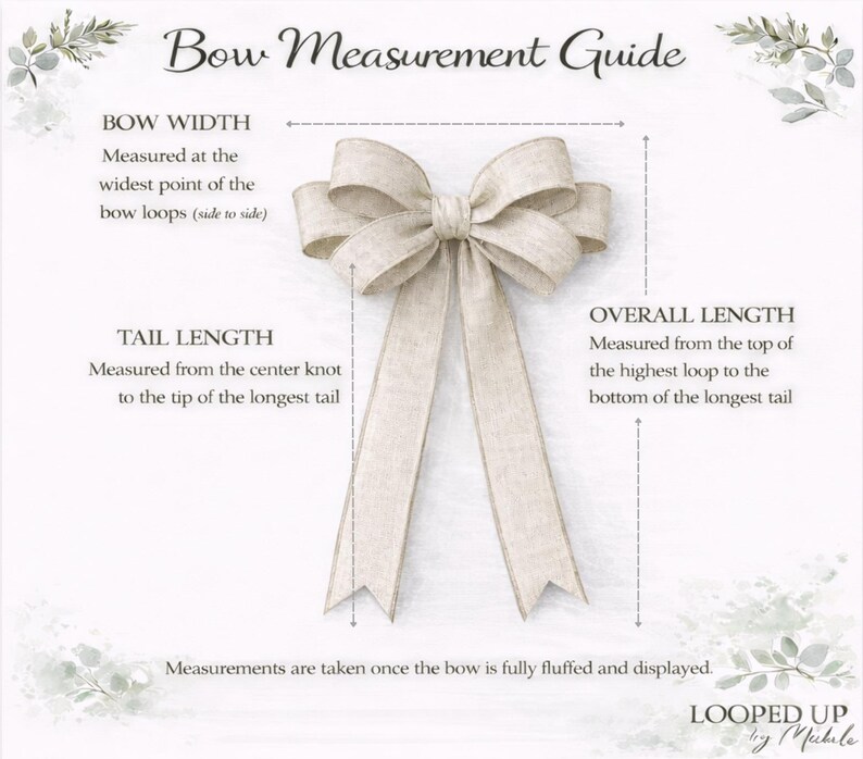 Op de afbeelding: Een beige stoffen strik met twee lussen en twee lange linten, gepresenteerd in een strik-meetgids. De labels Bow Width, Tail Length en Overall Length geven aan hoe de strik gemeten moet worden. De tekst vermeldt dat de afmetingen worden genomen zodra de strik volledig is opgeklopt en uitgestald, met de merknaam Looped Up by Michele onderaan.