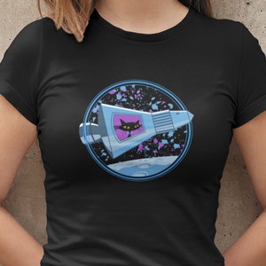 Astronauta Black Cat Space Capsule Over The Moon Mid Century Camiseta de manga corta para mujer *FITS SNUG* Pida una talla más para un ajuste regular