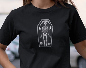 Crânes de squelette d'horreur gothique et chauves-souris sur le cercueil de pierre Art dessiné à la main original unisexe coupe classique chemise à manches courtes automne, cadeau d'Halloween