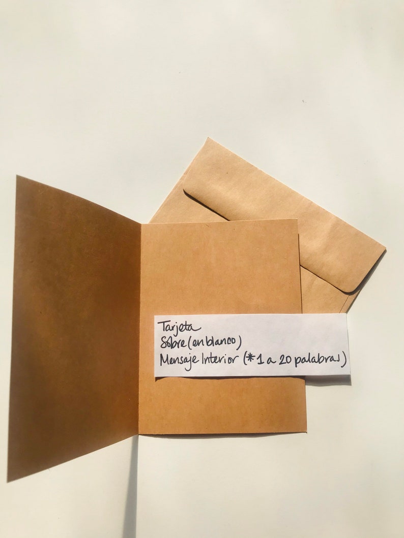 Pu&ograve; includere: Un biglietto marrone con una busta bianca. Il biglietto ha una nota scritta a mano che dice "Tarjeta Sobre (en blanco) Mensaje Interior (*1 a 20 palabras)"