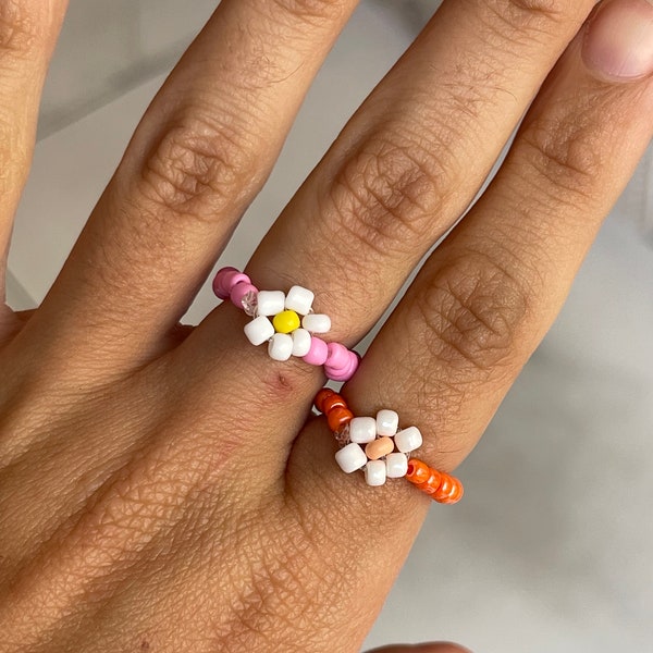 Bague en perle de rocaille et fleur en perle