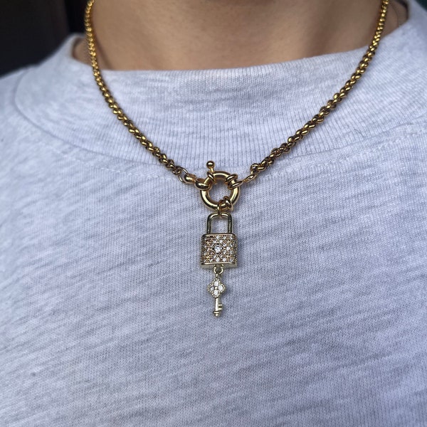 Collier avec fermoir bouée et cadenas en strass