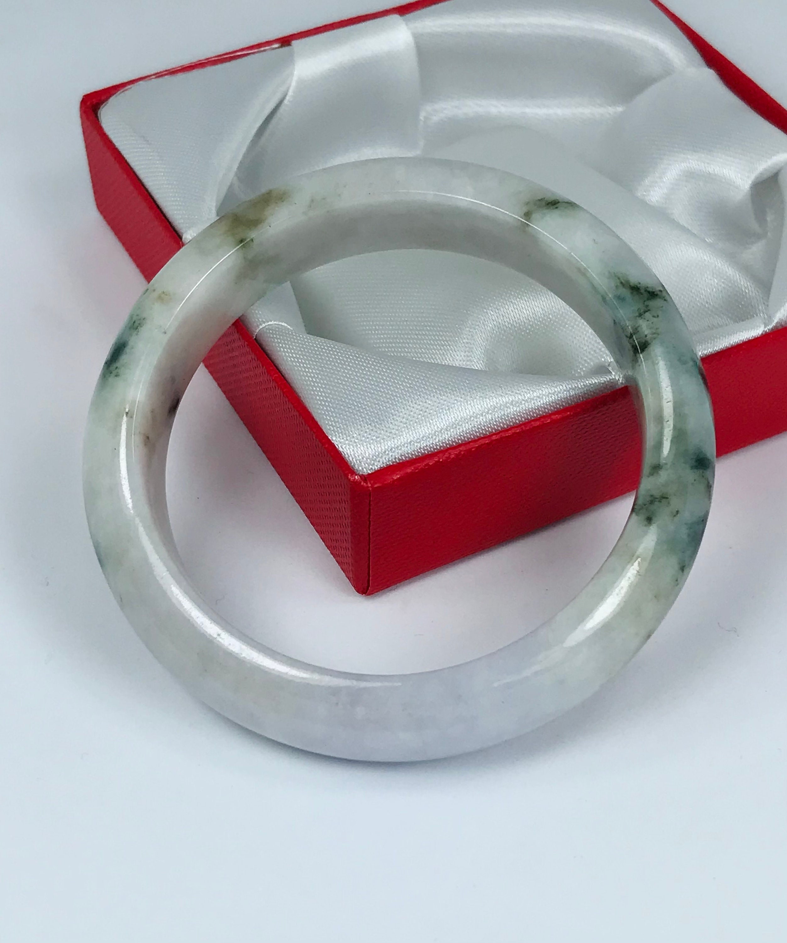 55.2mm Hand Carved Lavender Milky White With Emerald and