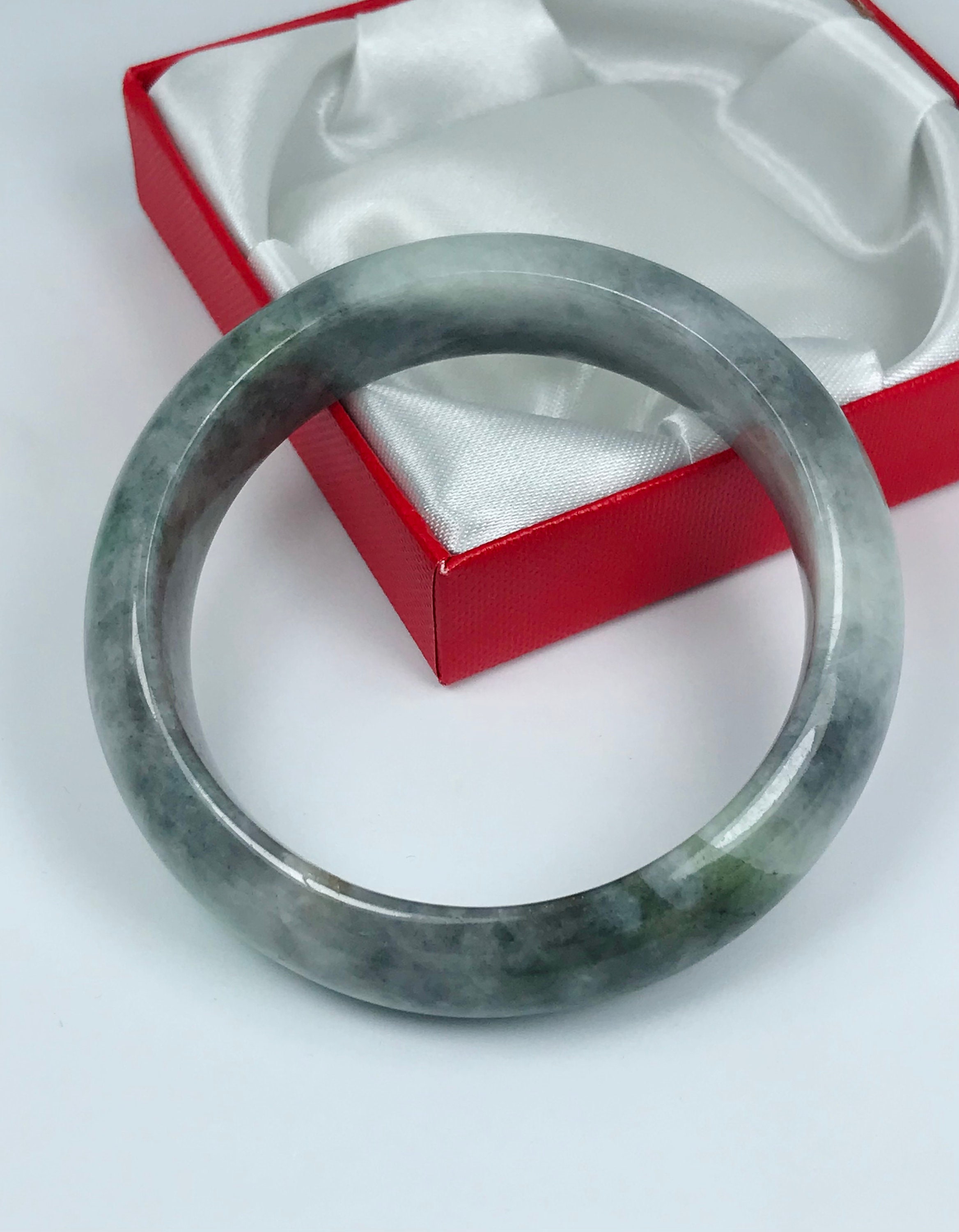 いちご柄　原石彫刻バングル　シャー太翠原石 58.3mm Hand Carved Imperial Green With Grayish Milky White