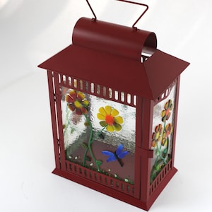 Könnte beinhalten: Rustikales Holzschild mit dem Text "Welcome to our home" in weißer Schrift. Das Schild hat eine Used-Optik und ein schlichtes, einladendes Design, perfekt für die Dekoration der Haustür.