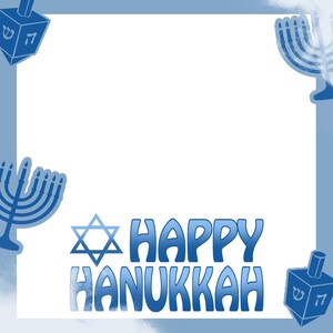 Puede incluir: Una tarjeta imprimible azul y blanca con una Estrella de David, una menorá y una dreidel. La tarjeta dice "Feliz Hanukkah".