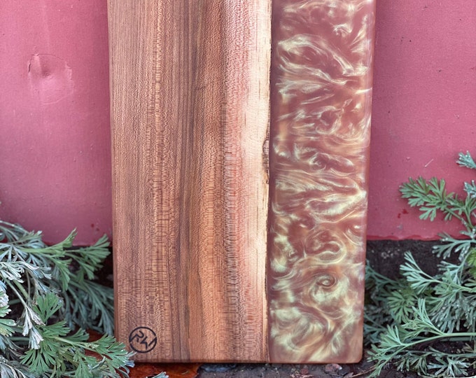 Live edge sycamore board with Color shift gold resin. 15”x9”