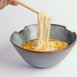 Handgemachte Keramik Ramen Schüssel in Classic Blue