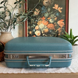 Samsonite Train Case Vintage | Blue Cosmetic Case w/Toiletry Items & Key | Hard Shell Luggage | Retro Travel Case | Mid Century Vanity Case