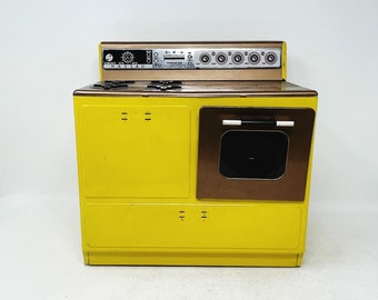 Yellow Toy Stove - Nassau - VINTAGE - Yellow - Range - Metal - 1950s - Range - Oven - Doll Stove - Toy Kitchen