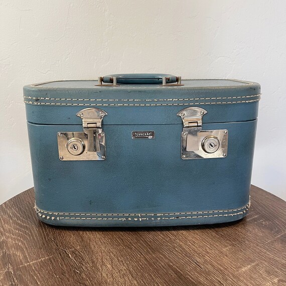 vintage blue train case Gem