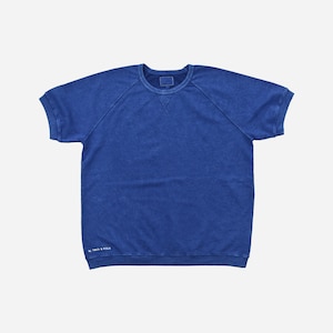 Puede incluir: Una camiseta azul de manga corta y cuello redondo con un diseño de manga raglan. La camiseta tiene un aspecto descolorido y vintage.