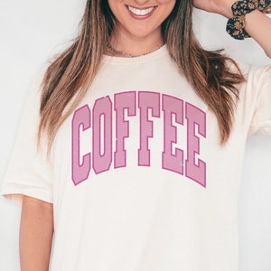 vintage Varsity Coffee png pour la sublimation, Trendy Mom Life design en détresse, infusion froide png fichier clipart à usage commercial pour les petites entreprises