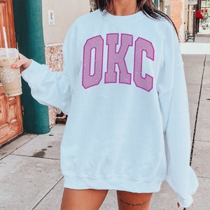Vintage Varsity OKC png para sublimação, design desgastado da Trendy Travel, arquivo de clipart de Oklahoma City para pequenas empresas, OK Girls Trip Weekend