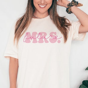 Groovy Future MRS png para sublimação, design retro de script de presente para esposa de casamento, arquivo de clipart de noiva para uso comercial, textura desgastada png