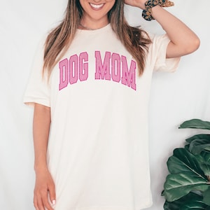 vintage Varsity Dog Mom png pour sublimation, design tendance Mama en difficulté, Puppy Lover png usage commercial clipart, fichier pour petite entreprise