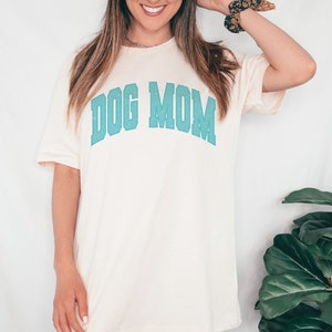 vintage Varsity Dog Mom png pour sublimation, design tendance Mama en difficulté, Puppy Lover png usage commercial clipart, fichier pour petite entreprise