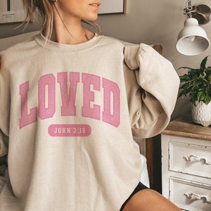 Vintage Varsity Lover png voor sublimatie, John 3 16 schrift christelijke Valentijnsdag noodontwerp, commercieel gebruik vakantie clipartbestand