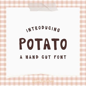 Puede incluir: Un papel blanco con el texto "INTRODUCING POTATO A HAND CUT FONT" en letras marrones, pegado a un fondo a cuadros marrón claro y blanco. La firma del artista está en la esquina inferior derecha.