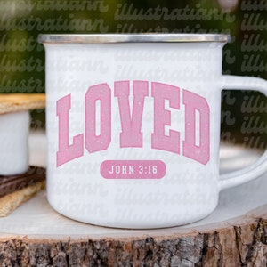 Op de afbeelding: Witte emaille campingmok met een roze 'LOVED'-afbeelding en de tekst 'JOHN 3:16' in een banner eronder.