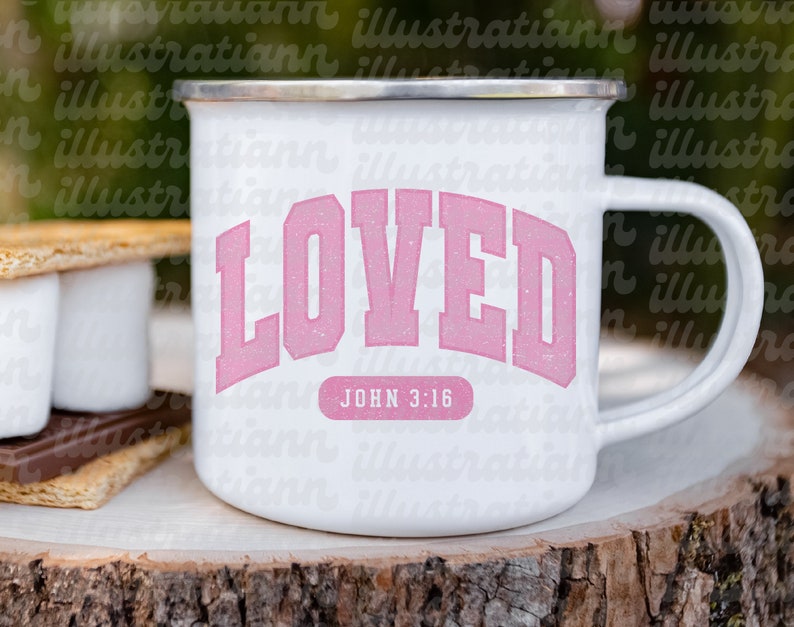 Op de afbeelding: Witte emaille campingmok met een roze 'LOVED'-afbeelding en de tekst 'JOHN 3:16' in een banner eronder.