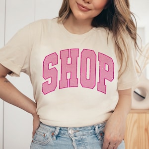 Vintage Varsity Shop png para sublimação, design de letras maiúsculas para viciados em compras, arquivo de clipart de vida de mãe para uso comercial, textura desgastada png