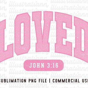 Op de afbeelding: Roze sublimatieontwerp met het woord "LOVED" in een verweerd lettertype. Het ontwerp bevat ook de tekst "JOHN 3:16" in een kleiner lettertype. Het ontwerp is bedoeld voor commercieel gebruik.
