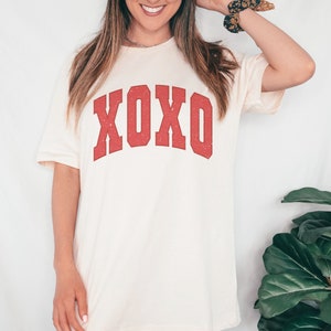 Vintage Varsity XOXO png voor sublimatie, Valentijnsdag blokletter ontwerp, commercieel gebruik vakantie clipart bestand, noodlijdende textuur png
