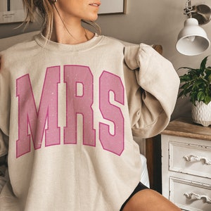 Vintage Varsity MRS png para sublimación, diseño de letras en bloque de regalo de esposa de boda, archivo de imágenes prediseñadas de novia de uso comercial, textura desgastada png