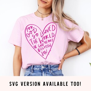 Puede incluir: Camiseta rosa con un gr&aacute;fico de coraz&oacute;n rosa que dice "Porque tanto am&oacute; Dios al mundo, que dio a su Hijo unig&eacute;nito."