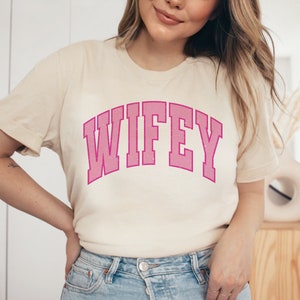 Vintage Varsity Wifey png para sublimación, diseño de letras en bloque de regalo de boda, uso comercial Nuevo archivo de imágenes prediseñadas de novia, textura desgastada png