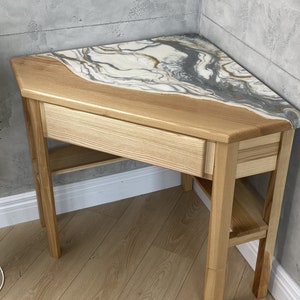 Mesa de canto exclusiva, mesa de mármore com resina epóxi, mesa de centro triangular, mesa de canto com detalhes, mesa de canto com resina, mesa de canto feita à mão
