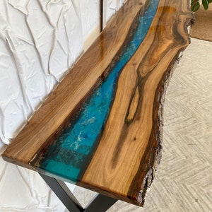 Consola de epoxi para entrada, mesa de bar con borde natural, consola de madera de resina con patas de metal negro, consola estrecha, mesa de pasillo