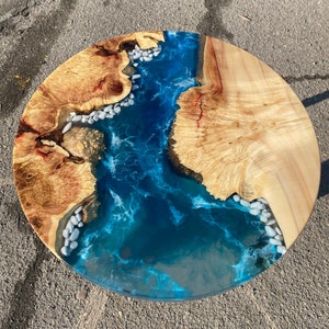Runder Epoxy Flusstisch mit Plattenholz, kundenspezifischer hölzerner Couchtisch, kleiner Beistelltisch im Küstenstil, runder Esstisch, blauer Harz-Kunst-Schreibtisch
