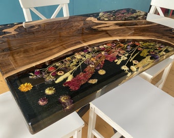 Epoxidharz-Tisch mit gepresster Blume, ungewöhnlicher Esstisch, Blumenkunstharz, Tisch mit getrockneten Blumen, benutzerdefinierter Epoxidharztisch, Live-Edge-Esstisch