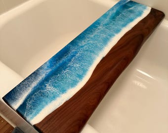 Bandeja de baño de madera y resina, estante de baño con ondas de epoxi, decoración de baño costera, bandeja de bañera de resina oceánica, regalo relajante para ella y para él