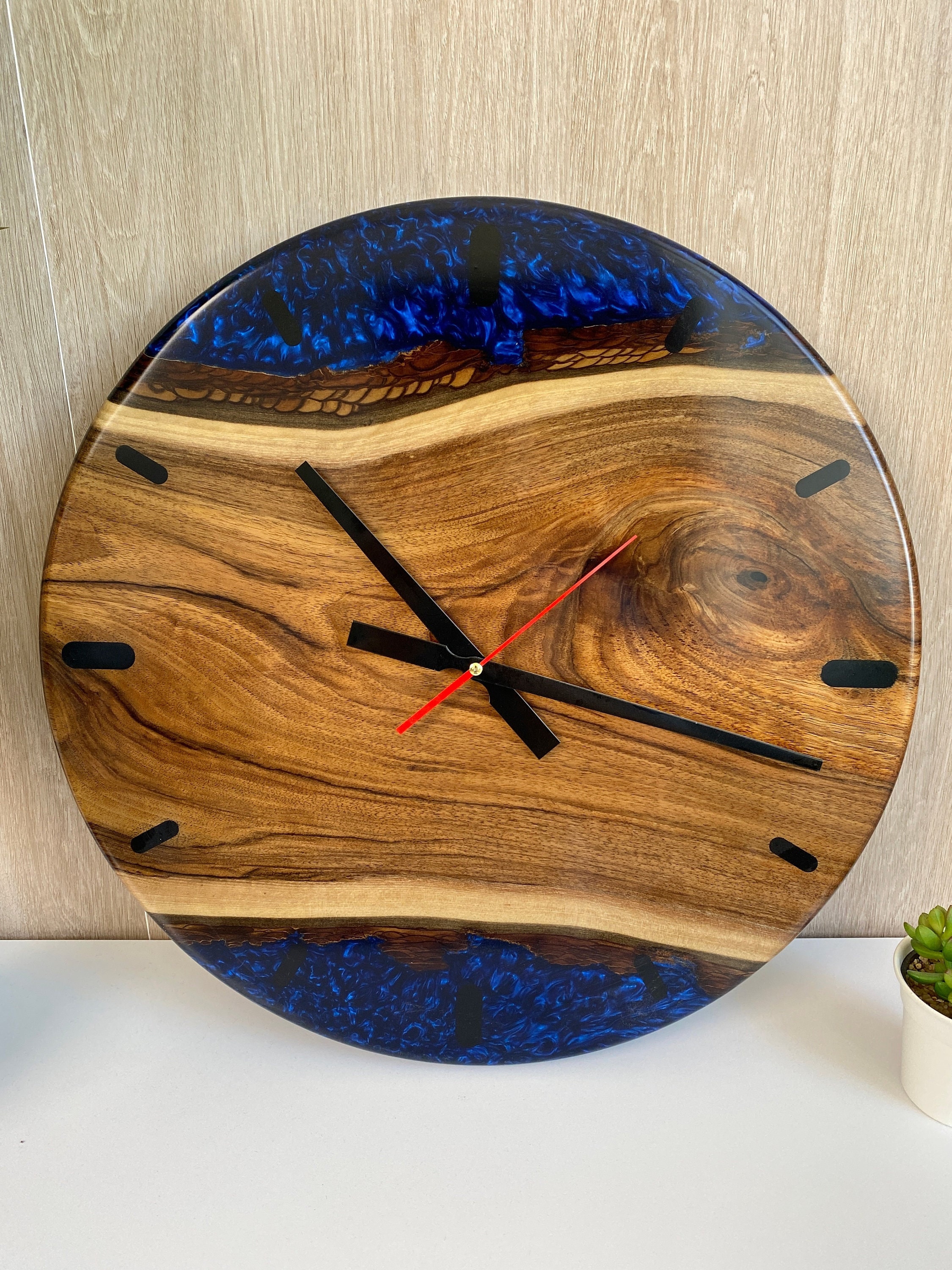 Orologio da parete in legno e resina rossa Ø36cm – mushydesign