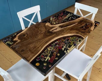 Blumenkunst-Harz-Tisch, ungewöhnlicher Esstisch, Epoxidtisch der gepressten Blume, Getrocknete Blumen-Schreibtisch, Harz-Holz-Kaffeetisch, kundenspezifischer Küchentisch