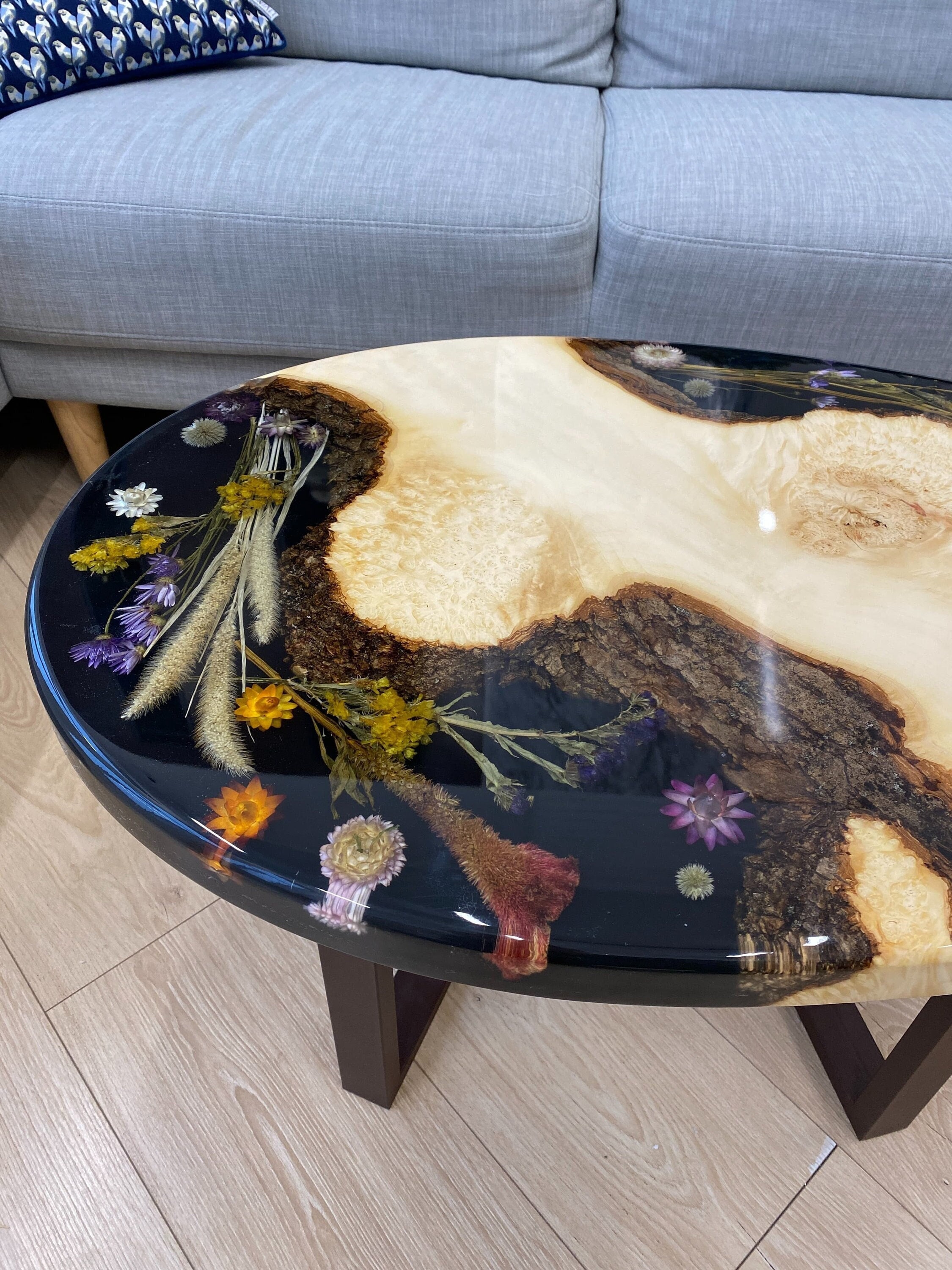 リアルフラワーエポキシコーヒーテーブル、花柄のブラックレジン