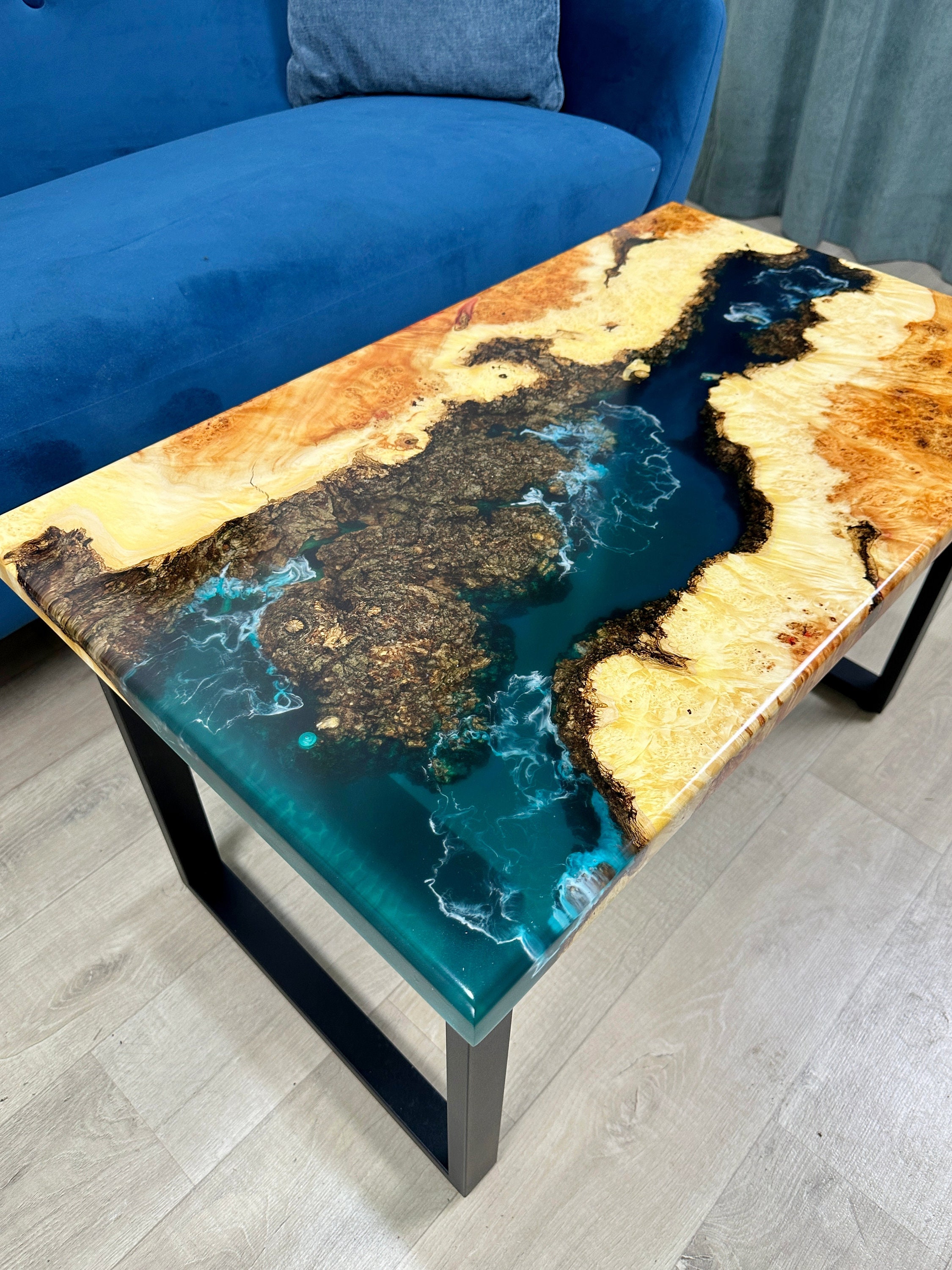 Table d'appoint River table en chêne résine époxy feuille d'or