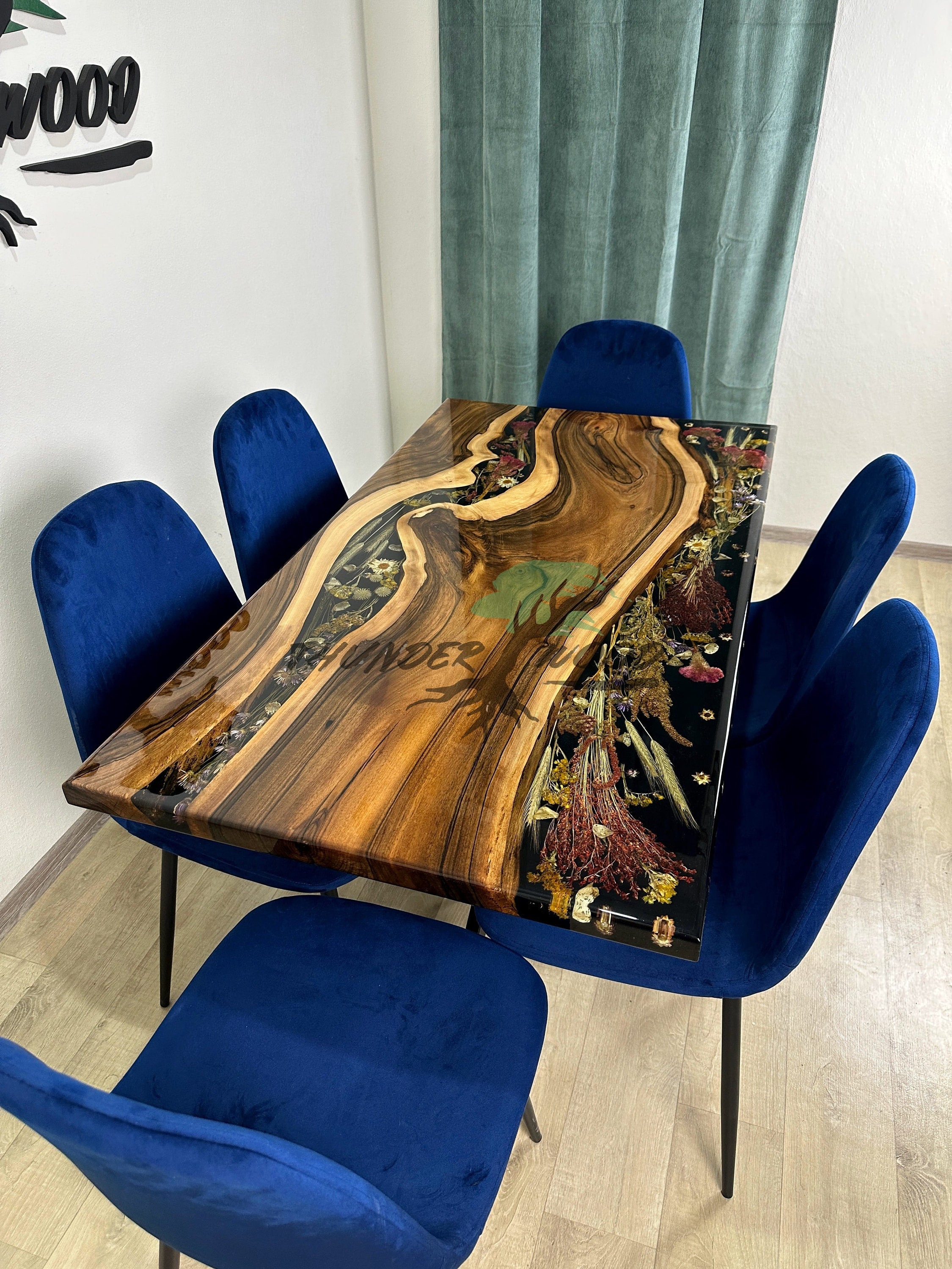 Blume in Epoxidharztisch, Blumenstrauß-Harztisch, Esstisch mit getrockneten Blumen, Live Edge Schreibtisch, Blumencouchtisch, kundenspezifischer Epoxidblumentisch