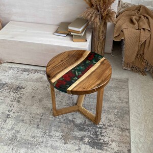 Mesa redonda de madera con resina epoxi, corales rojos y rocas, ideal para el comedor, la cocina o la sala de estar. imagen 13