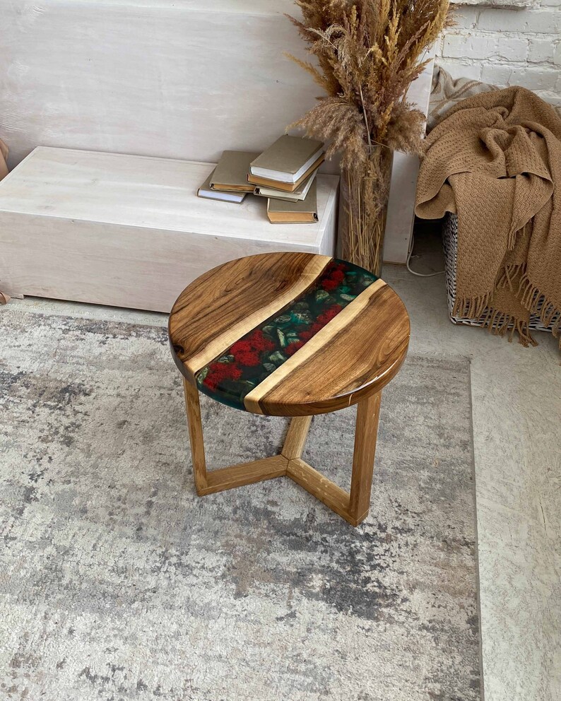 Mesa redonda de madera con resina epoxi, corales rojos y rocas, ideal para el comedor, la cocina o la sala de estar. imagen 13