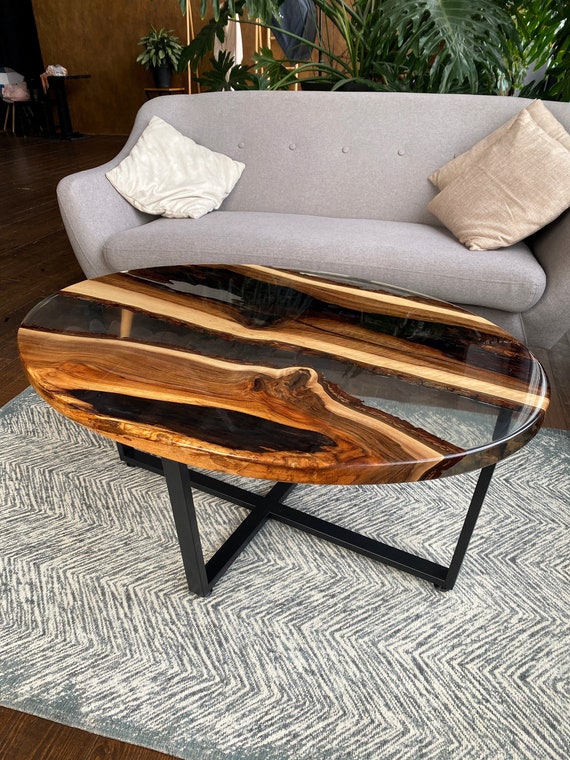 Table en bois et résine époxy noire transparente