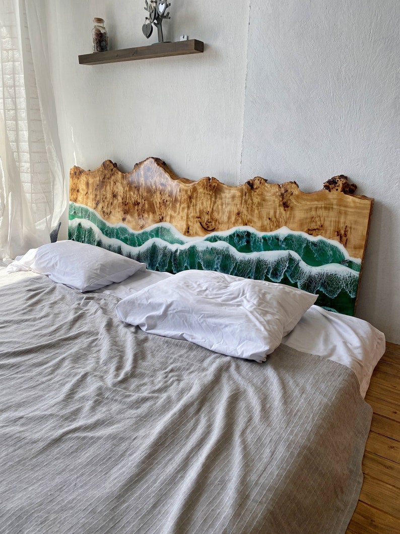 Testiera in legno e resina epossidica su misura, testiera in legno Live Edge, testiera del letto king size, cottage sulla spiaggia, decorazione della camera da letto, arte in resina immagine 1